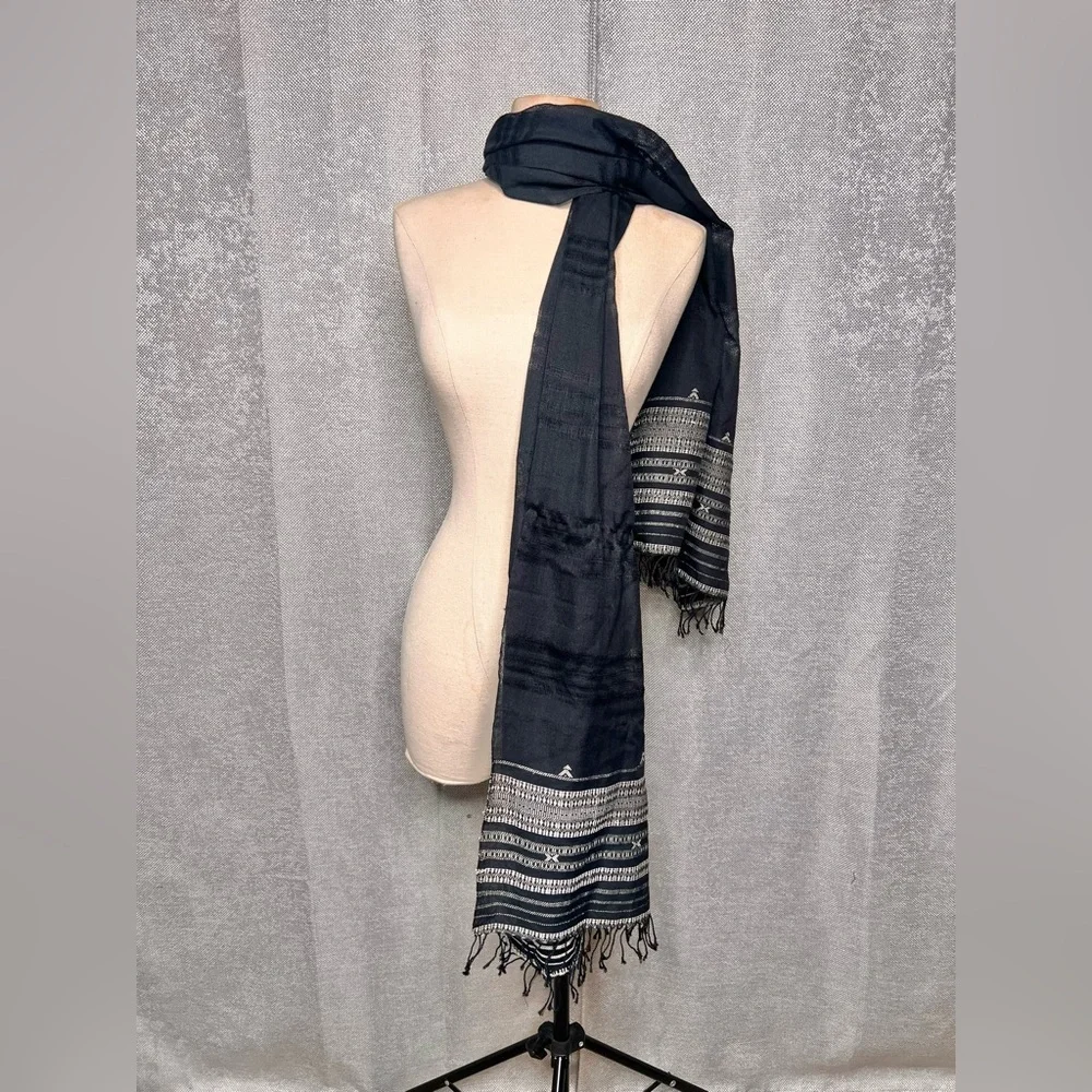 Elegant Black and‎ White Scarf